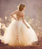 Halter bloem meisje jurken Volledige gevoerde tule jurk Custom Colors and Design Perfect voor bruiloften Parties en fotoshoots