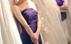 鞘サテンの花嫁介添人のドレスノースリーブのシンプルなスタイルのストラップレスジッパーの背中の戻るフリルの結婚式のパーティーのページェントのドレス