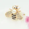 Fancy Gold Tone Stunning Kristaller Och Imitation Pearl Cute Bee Brosch Hot Selling Lovely Bee Collar Pin Visual Women Broaches