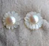 Muschel-Blumen-reale Perlen-Ohrringe, natürliche weiße Farben-Frischwasserperlen-Ohrringe, 925 Sterlingsilber-Bolzen-Ohrringe, geschnittene Blumen-Perlen-Schmucksachen