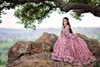 Favoloso vestito da spettacolo per ragazze Perline scintillanti con paillettes Fiori 3D Maniche lunghe Abiti da ragazza di fiori Soffici abiti da spettacolo per bambine