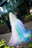 Nieuwe aankomst gekleurde regenboog trouwjurken romantische gezwollen baljurk halter tule lange droom prinses bruids feestjurken