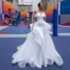 Impresionante tren desmontable blanco vestidos de novia fuera del hombro volantes en cascada satén vestido de novia tren de barrido capilla vestido de novia