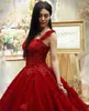 2022 الأزياء الحلو 16 quinceanera اللباس الكرة ثوب الظلام الأحمر الدانتيل 3d الزهور يزين كريستال مطرز تنكر منتفخ طويل حفلة موسيقية مساء ارتداء الرسمي vestidos