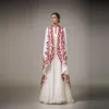 Элегантные белые и красные аппликационные вечерние платья Ashi Studio с длинным рукава