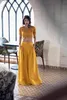Gelbe zweiteilige Ballkleider, Spitzenapplikationen, kurzes Oberteil mit langem Satinrock, elegantes Abendkleid mit kurzen Ärmeln, Damen-Partykleider