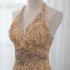 2018 elegantes Halfter goldenes Organza bodenlanges Strass-Abendkleid Sexy rückenfreies ärmelloses Meerjungfrau-Abschlussballkleid Perlengürtel Partykleid