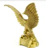 Ein bronzener Adler. Ein großer Falke breitet seine Flügel aus und versucht, den Ehrgeiz zu verwirklichen