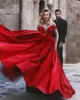 Glamorous Gelinlik Modelleri Omuz Kapalı Bir Çizgi Saten Sweep Tren Seksi Kırmızı Halı Ünlü Elbiseleri Dubai Arapça Özel Günlerinde Önlük