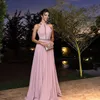 2021 Sexy Pink Szyfonowe Prom Dresses A-Line Długość podłogi Noc Formalne Suknie Wieczorowe Proste Halter Bez Rękawów Zroszony Sash Długa Specjalna okazja Dress
