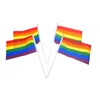Bandera del Orgullo Gay de 14x21cm, banderas ondeantes de mano de arcoíris LGBT lesbianas coloridas con astas de plástico para decoración de desfile deportivo lin3011