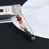 Wspaniałe Kolorowe Kryształowe Litery Desgin Broszki Shining Geometria Sześcienna Gemstone Corsage Broszka Pin Dla Kobiet Kartuję Akcesoria Biżuteria