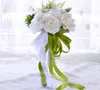 Saftige Serienbraut, die Blumensträuße von Hochzeitsgeschenken hält