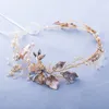 Delicati gioielli di perle d'oro Fascia per capelli Tiara Accessori per capelli da sposa Copricapo da sposa floreale fatto a mano Fasce per capelli da donna