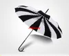 10 stks / partij Snelle Verzending Creative Design Zwart-wit Gestreepte Golf Paraplu Lange Handled Straight Pagoda Umbrella F062102