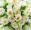 Halten Sie Blumen und Seidenblumen, um Blumen, Hochzeiten, Hochzeiten, Bräute, Blumen und Rosen zu simulieren.