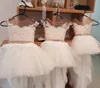 Hi-Lo Fashion Blumenmädchenkleider mit Spitzenapplikationen, Perlen, Schärpe, durchsichtiger Ausschnitt, Mädchenfestzugkleid, sexy Rücken, Geburtstag, Kinder, Kommunionkleid