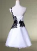 2019 billiga korta hemkomstklänningar vita klänningar och svart spetsar en axel spetsbälte pärlstav tyllklänningar för prom cocktail klänning9724035