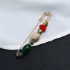 Wspaniałe Kolorowe Kryształowe Litery Desgin Broszki Shining Geometria Sześcienna Gemstone Corsage Broszka Pin Dla Kobiet Kartuję Akcesoria Biżuteria