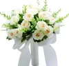 花、結婚式、結婚式、花嫁、花とバラをシミュレートするために花と絹の花を持っています。