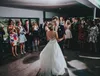 Atemberaubendes weißes Spitzen-Ballkleid-Hochzeitskleid, mehrlagiger Tüll mit Spitzenapplikation, rückenfrei, Sweep-Zug, Brautkleider, Brautkleider