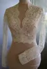 Bolero de dentelle courte avec manches longues enveloppes de mariée pour les épouses mignonnes enroulées de mariée de mariage blanc avec dentelle de lacet de cils 8865606