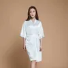 Faveurs mariée cadeaux de demoiselle d'honneur Robes kimono en Satin mariée poule enterrement de vie de jeune fille vêtements de nuit robe fournitures 5 pièces livraison gratuite