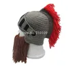 Г-н Kooky Красный кисточкой косплей Римский рыцарь вязать шлем мужские шапки оригинальный Варвар ручной работы зима теплая борода шляпы смешные шапочки C18103101