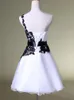 Nowe tanie krótkie sukienki do domu białe i czarne jedno ramię w koronkowym pasku z koralikami sukni tiulowe do koktajlu na bal