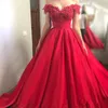 Romantisk röd satin prom klänningar pärlor spets applikation av axel ärmlös kväll klänning charmig saudi kändis klänning party kappor 2018