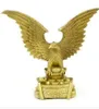 Un aigle en bronze Un grand faucon déploie ses ailes essaie de réaliser les cadeaux d'ornements d'ambition