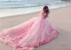 Klänningar Nuevo Bebe Rosa Dulce 16 Princesa Quinceanera Vestidos off Hombro Flores Backless Bola Vestido de Cintura Vasca Vestidos de Baile