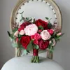 Bouquet da sposa rosa rosa con fiori spilla 2019 Bacca di rosa rossa Decorazione di nozze paese economico Fiori di damigella d'onore in seta artificiale