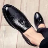 Snygg Pekad Toe Casual Party Formella skor för män Billiga blandade färger Läder Tassel Loafers Mens Bröllopsskor 3 färger