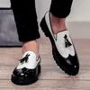 Snygg Pekad Toe Casual Party Formella skor för män Billiga blandade färger Läder Tassel Loafers Mens Bröllopsskor 3 färger