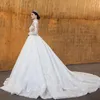 High Neck Lace Ball Kappor Bröllopsklänningar Kristall Beaded Långärmad Lace Appliques Princess Bridal Gowns Luxury Dubai Bröllopsklänning