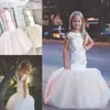 かわいい王女の女の子Pageantガウンレースのアップリケ結婚式のチュールスイープ列車の誕生日パーティードレスのためのノースリーブの人魚の花の女の子のドレス
