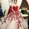 Arabien Red Appliqued Prom Klänningar Sexig Beaded Lace Ball Gown Aftonklänning Glamorös Off Axel Ärmlös Party Gowns Red Carpet Dress