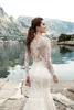 새로운 디자이너 Long Mermaid Wedding Dresses 2018 보트 넥 버튼 백 긴 슬리브 코트 코트 레이스 웨딩 신부 가운 멍청이 de1902480