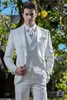 Design personalizzato One Button Smoking da sposo bianco da sposa Picco risvolto Groomsmen Uomo Cena Blazer Abiti Giacca Pantaloni Gilet Cravatta NO1534188n