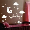 Klistermärken personligt namn baby barnkammare rum måne och stjärnvägg klistermärken, söta leende stjärnor med vita moln barn rum dekor konst