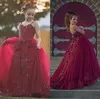 Burgundy Kristaller Boncuklu Kızlar Pageant Elbiseleri Spagetti Kayışları Tül Uzun Resmi Çocuklar İlk Cemaat Gowns Dantel aplike