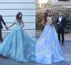 Piękne małe niebieskie sukienki balowe z koronkowymi aplikacjami z podłogi na ramię eleganckie formalne suknie Quinceanera DH4158