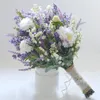 ramo de flores moradas blancas