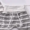 2018 полосатый серый топ и штаны для новорожденных мальчиков, комплект из 3 предметов, комплект из 3 предметов, короткие стили с длинными рукавами, одежда для маленьких мальчиков 018M4369647