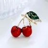 Amazing Gold Color Alloy Red Cherry Broche Prachtige Duidelijke Diamante Emaille Fruit Broach Pin Women Sjaal Corsage Revers Pin