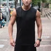 Muscleguys 2018 الصلبة كمال الاجسام أكمام الزى اللياقة البدنية ملابس سترينجر الرجال تانك الأعلى الذهب العضلات سترة undershirt خزان