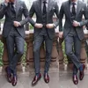 Giacca da sposo grigio scuro Risvolto a punta Groomsman Matrimonio Abito da 3 pezzi Moda Uomo Giacca da ballo per feste da ballo da uomo (Giacca + Pantaloni + Cravatta + Gilet) 2662