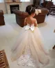 Ny Tulle Little Flower Girls Dresses For Weddings Lång Illusion Sleeves First Communion Dress Girl Pagant Klänning Anpassad