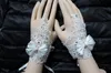 Novo 2018 Barato Longo Bridal Lace Appliques Beads Fingerless Comprimento De Pulso Com Arco de Noiva Luvas de Casamento Acessórios